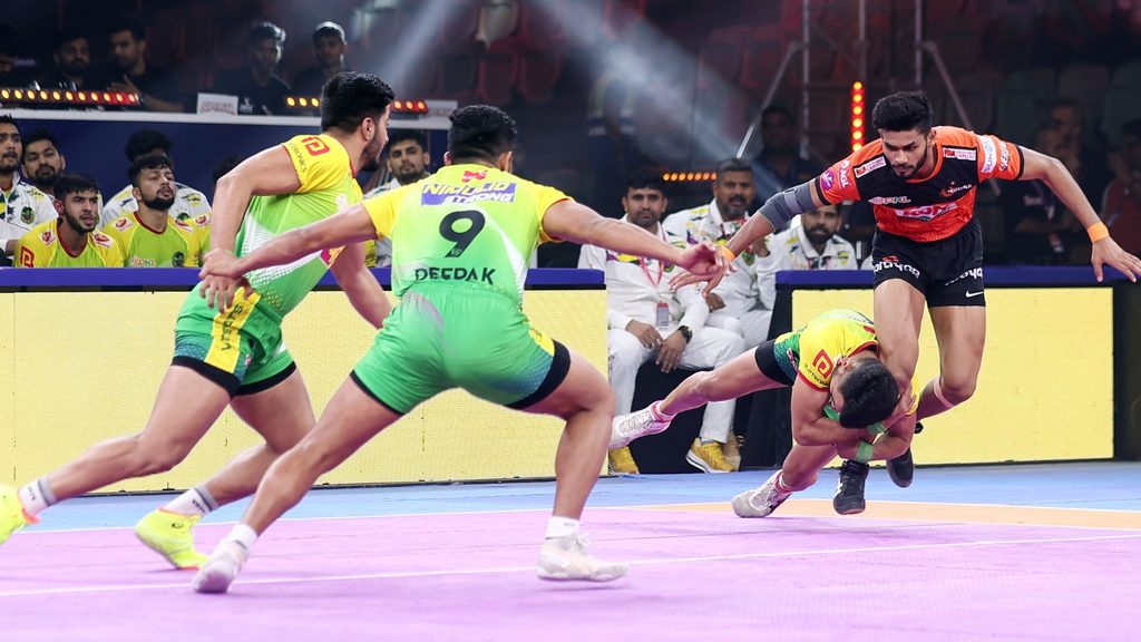 পাটনা পাইরেটস এলিমিনেটর 1 এ জয়পুর পিঙ্ক প্যান্থার্সের মুখোমুখি হবে যখন ডিফেন্স তাদের প্লে-ইন 2-এ ইউ মুম্বাকে হারাতে সাহায্য করে