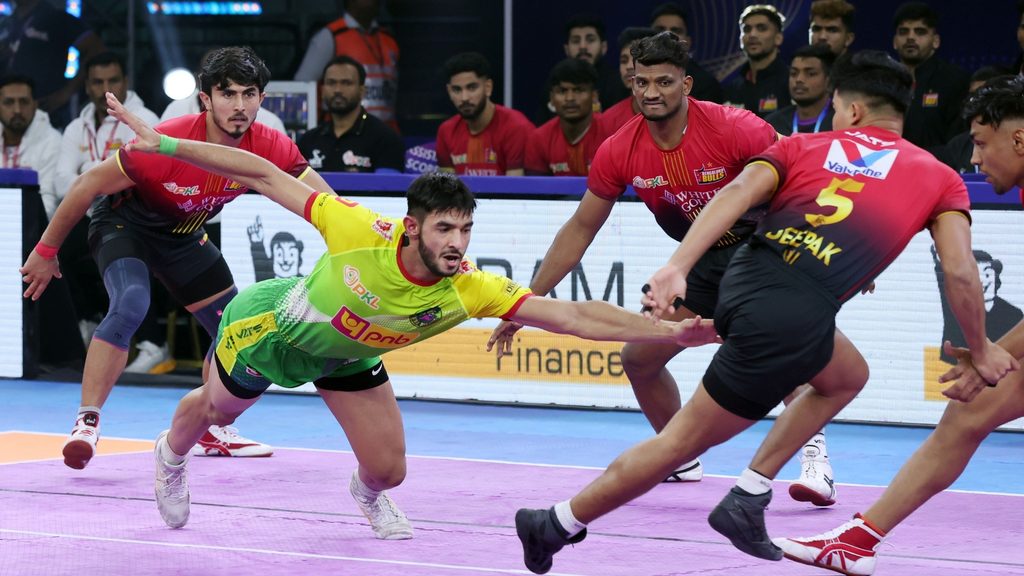 আরেকটি অয়ন মাস্টারক্লাস পাটনা পাইরেটসকে আট বার জিততে সাহায্য করে, বেঙ্গালুরু বুলসকে পরাজিত করে এলিমিনেটর 3-এ পৌঁছায়